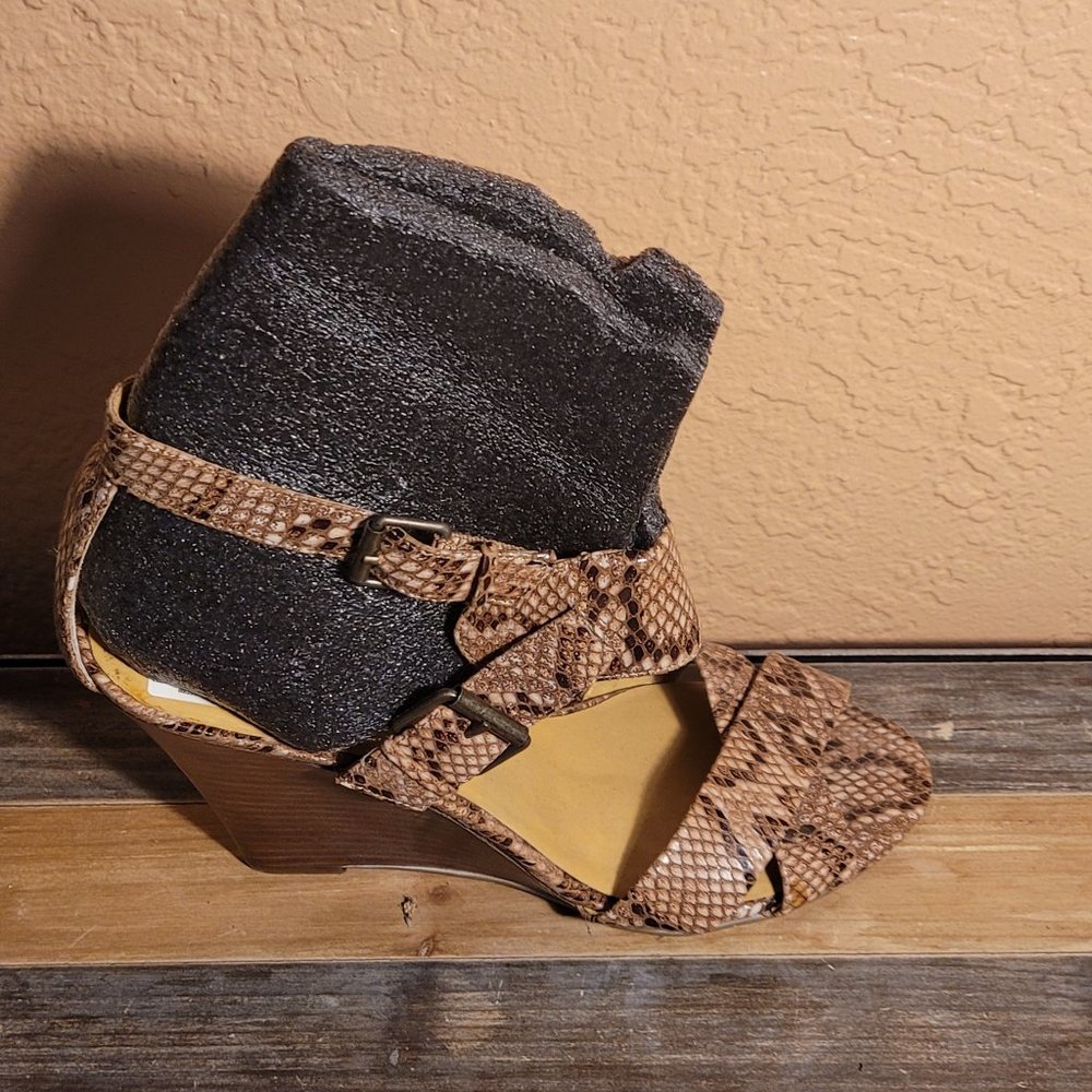 sandal    wedge  snake print